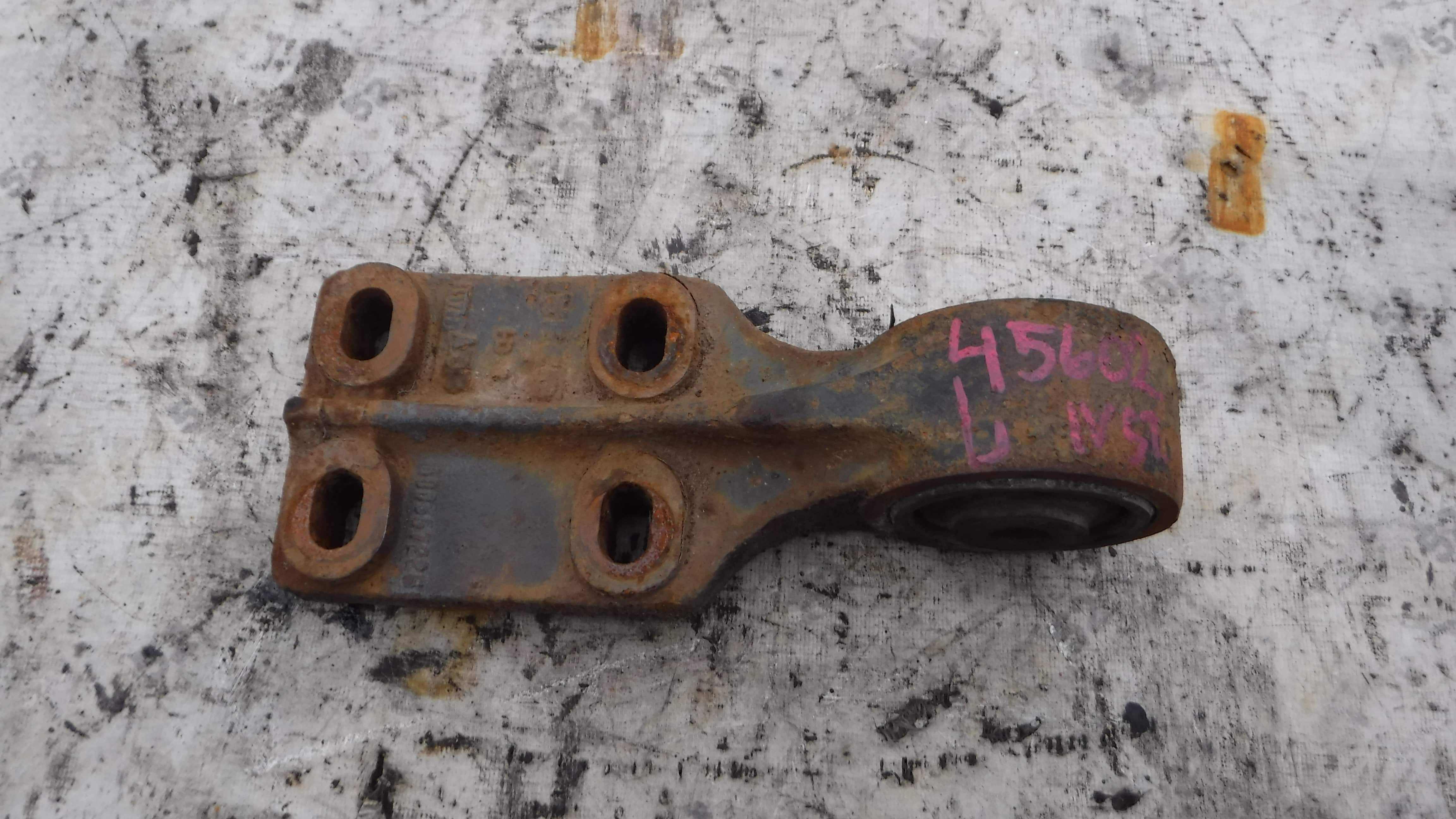 Кронштейн торсиона левый Ивеко стрейлс Iveco strails Cursor 10 2002 500357228